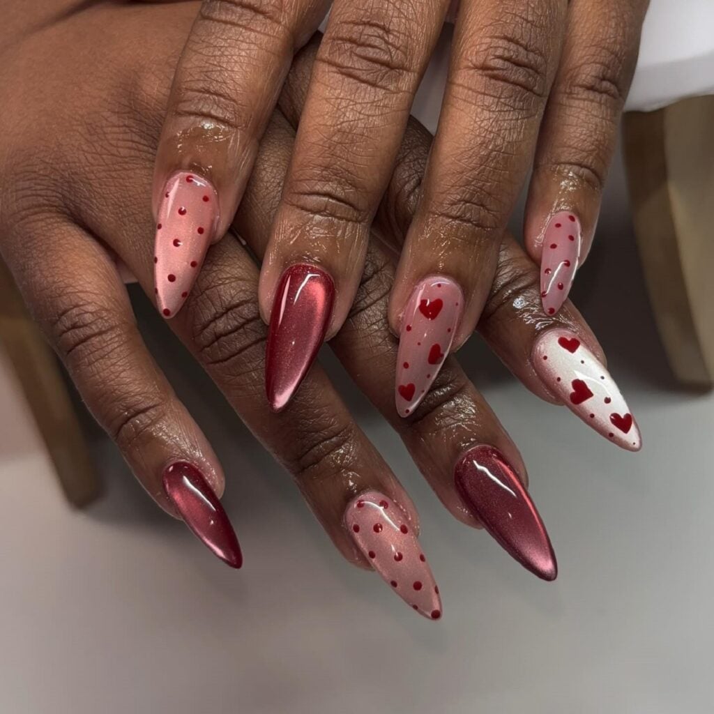 Unha olho de gato com esmalte magnético em mão de pele negra