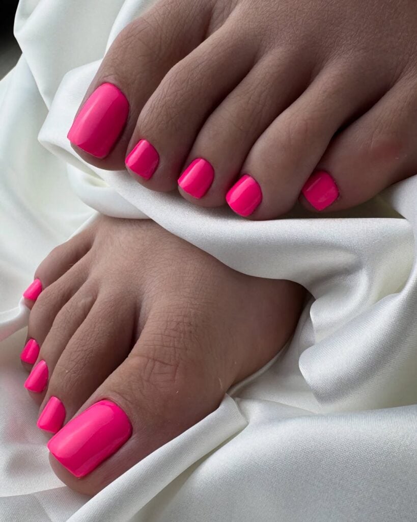 Pés de pele clara, com unha rosa