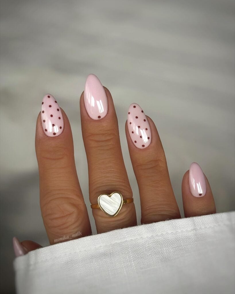 Unhas delicadas na cor rosa