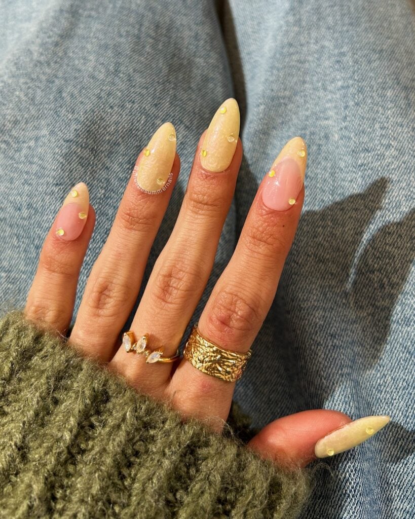 Unhas delicadas na cor amarelo manteiga