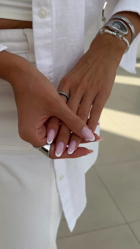 Mulher de pele média com unhas lilás