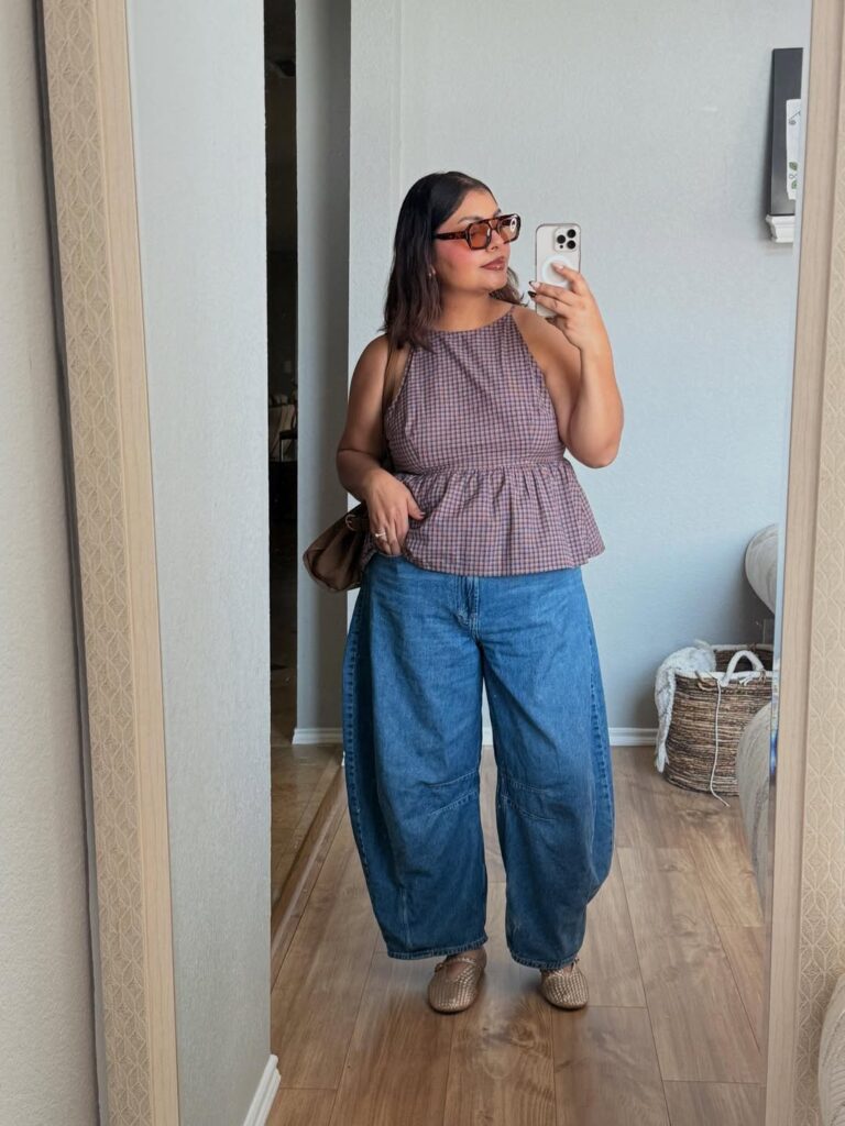 mulher jovem, de pele clara, cabelo médio e com corpo mid size. Ela usa blusa com calça jeans e sapatilha.