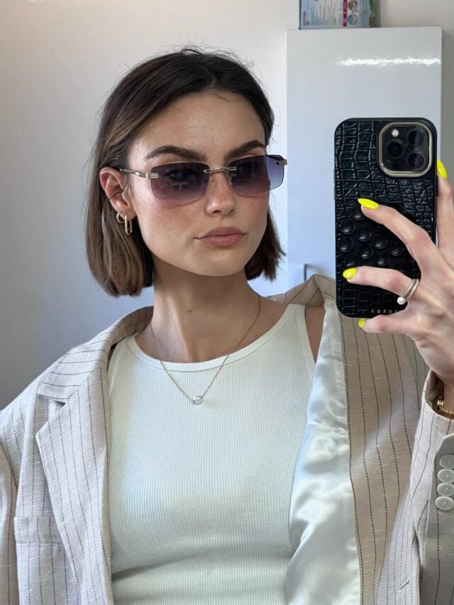 Mulher de pele clara, com cabelo bob castanho