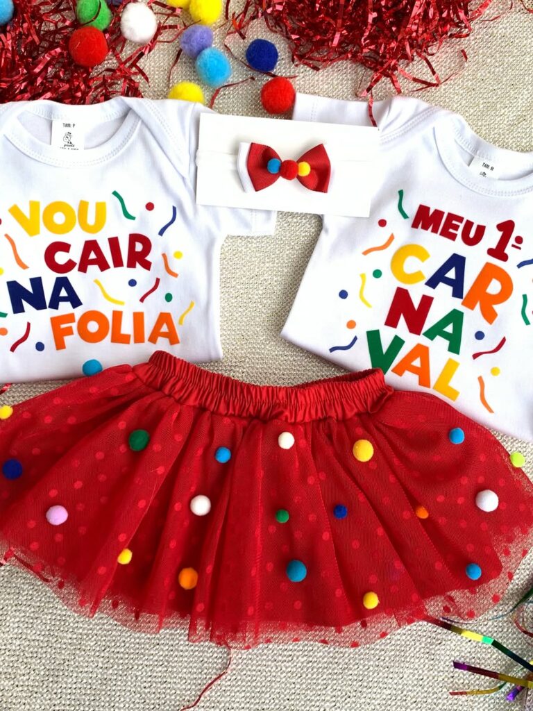 look de Carnaval para bebê com camiseta, faixa e saia de tule
