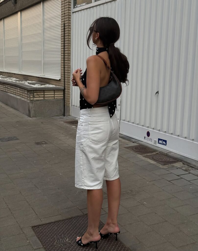 look com bermuda jeans e salto alto com estampa de poá