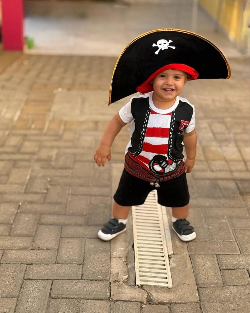 menino de aproximadamente 2 anos com roupa de pirata