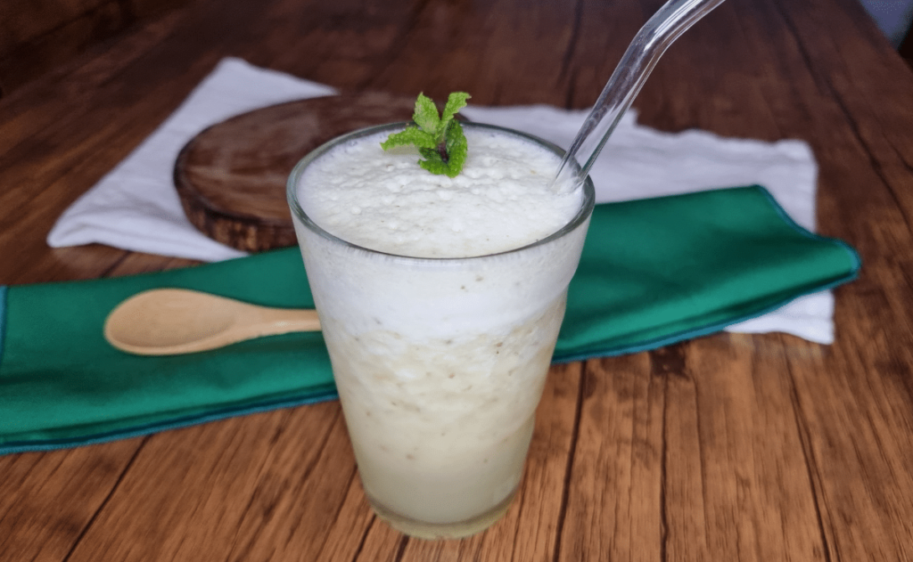 Suco detox de abacaxi com água de coco