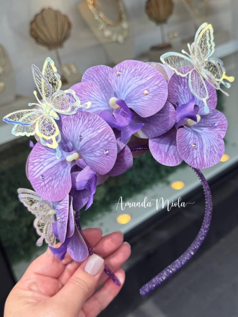 tiara com borboletas e flores lilás e azul