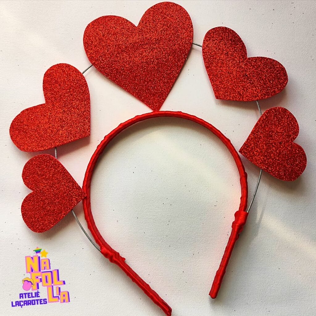tiara de carnaval com corações vermelhos
