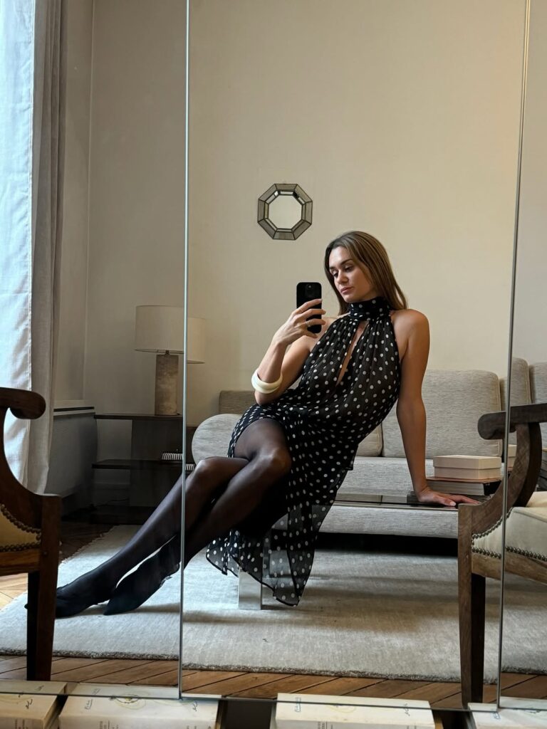 vestido com amarração no pescoço e estampa de poá