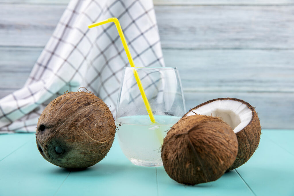 benefícios da água de coco