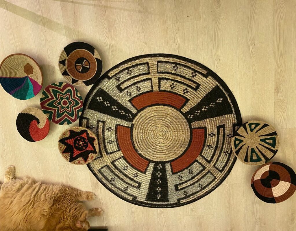 Tapete e acessórios decorativos com fibras, formas e cores