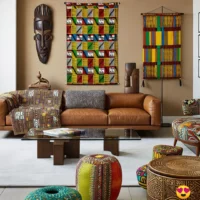 Sala de estar com sofá de couro marrom, tecidos com cores vivas e desenhos da cultura africana