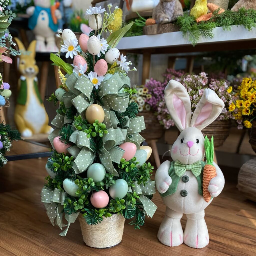 Mini árvore de Páscoa com laços, margaridas, ovos e um coelho de pelúcia