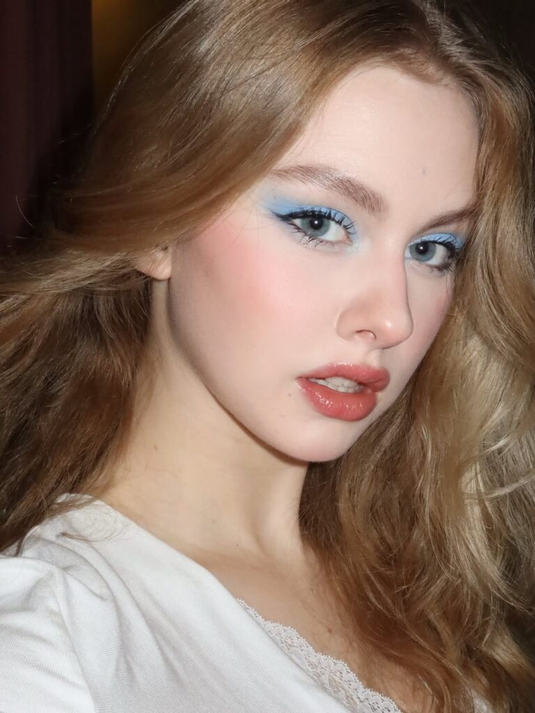 Cold blue makeup com maquiagem com azul frio