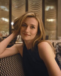 Mulher de pele clara, caracterizada como Carolyn Bessette-Kennedy
