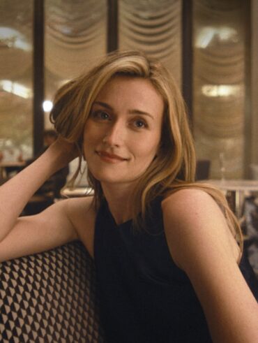 Mulher de pele clara, caracterizada como Carolyn Bessette-Kennedy