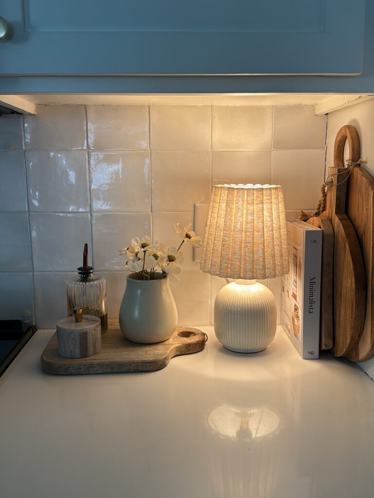 Como decorar a bancada da cozinha com tábuas, luminária, abajur e decorações