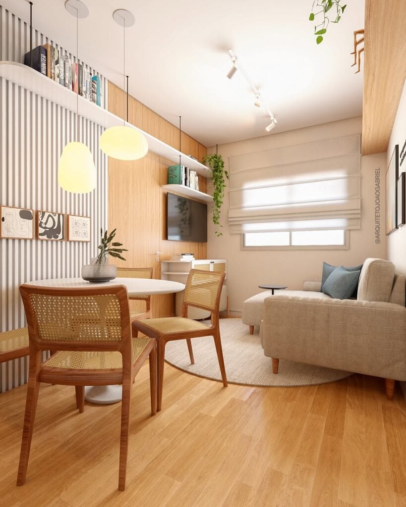 Inspiração de cores para apartamento pequeno com parte da parede listrada e outra em tom de pêssego