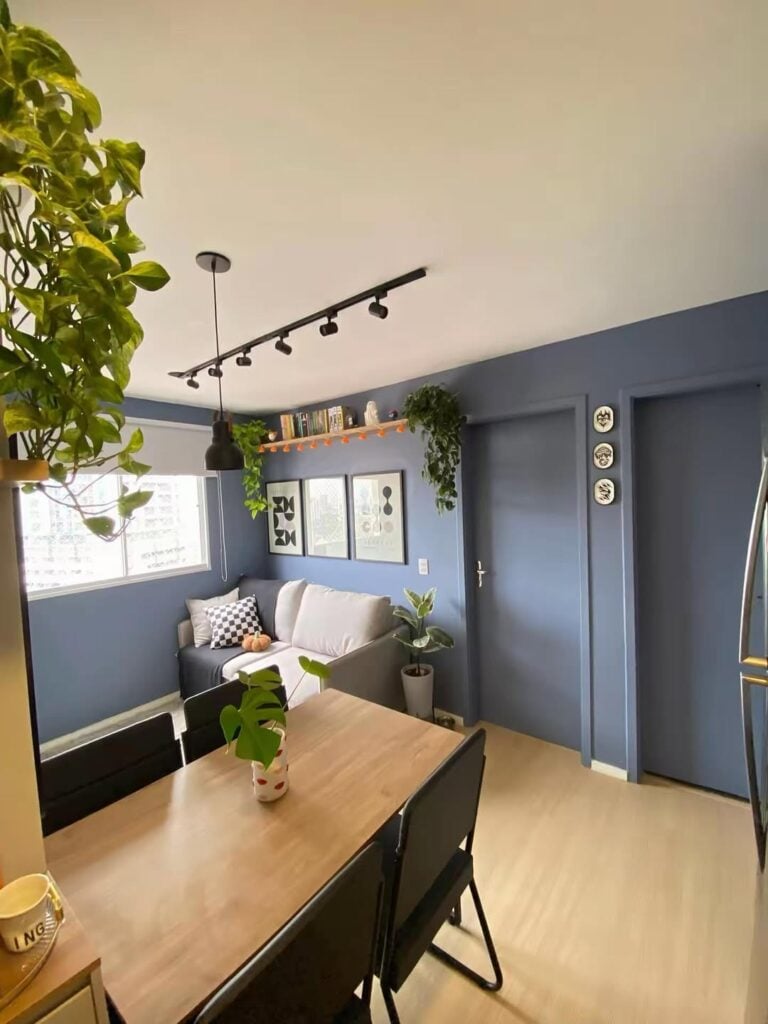 Ideias de cores para apartamento pequeno, paredes e portas azuis