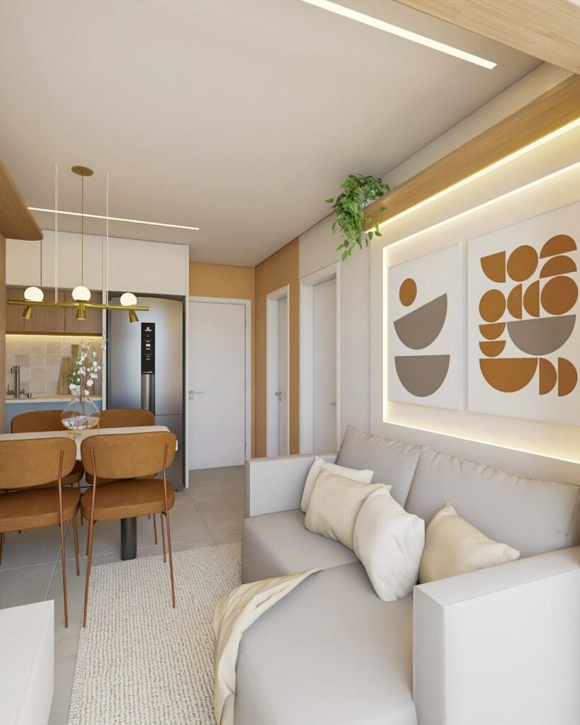Sala de estar com sofá e quadros em tons claros
