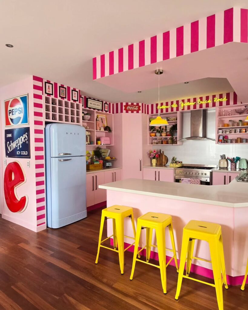 Cozinha colorida nas cores rosa, amarelo e azul com listras e decoração maximalista e divertida
