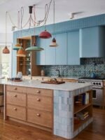 Cozinha sob medida em azul e madeira