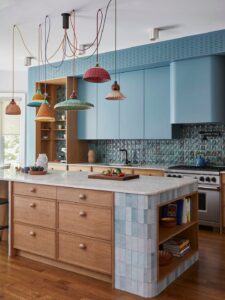 Cozinha sob medida em azul e madeira