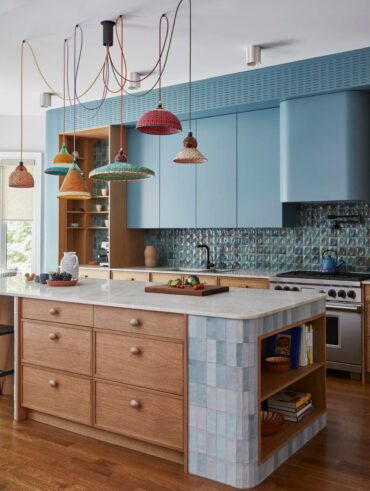 Cozinha sob medida em azul e madeira