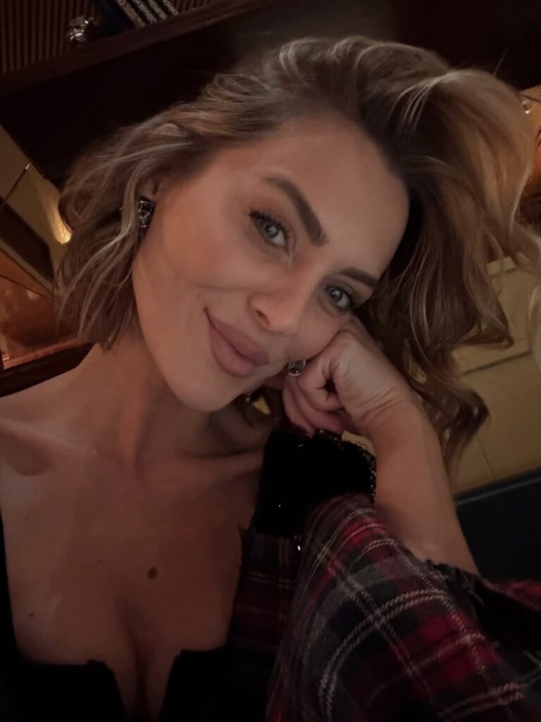 Mulher de pele clara, com cabelo curto e maquiagem clean