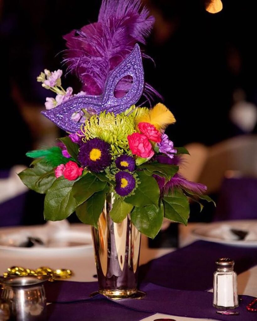 Arranjo de mesa para carnaval com flores e máscara