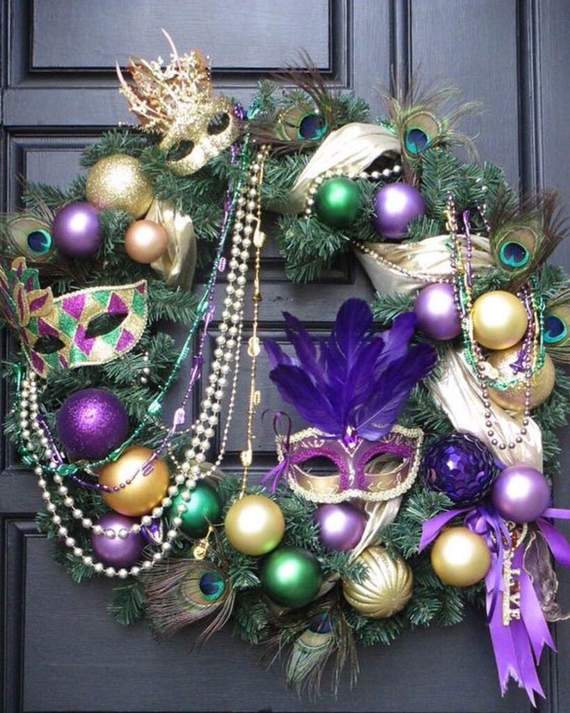 Decoração carnavalesca para porta com guirlanda colorida e máscaras douradas