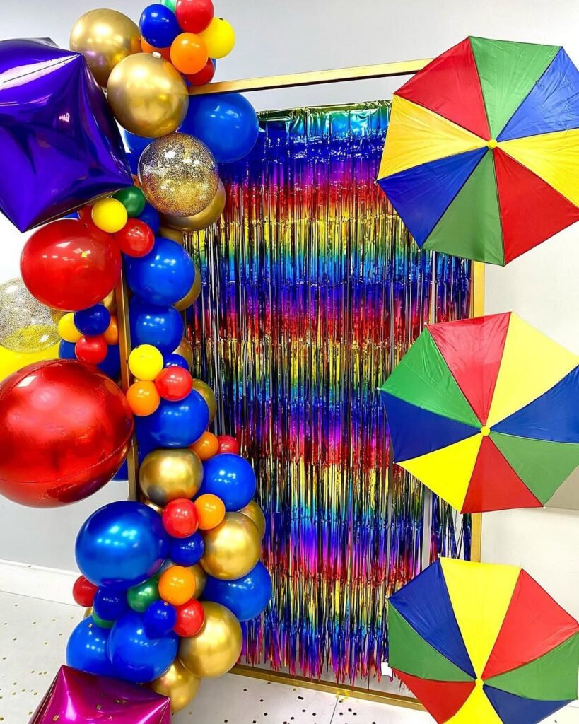Painel de carnaval com balões e guarda-chuvas coloridos