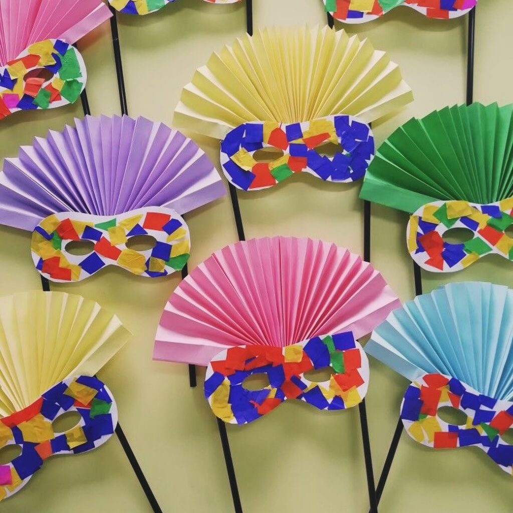 Máscaras de carnaval com leques