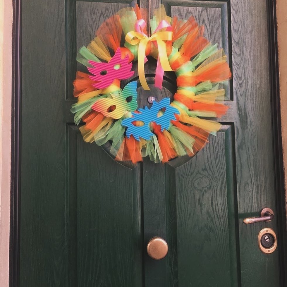 Guirlanda carnavalesca de tule coloridos com máscaras e laços