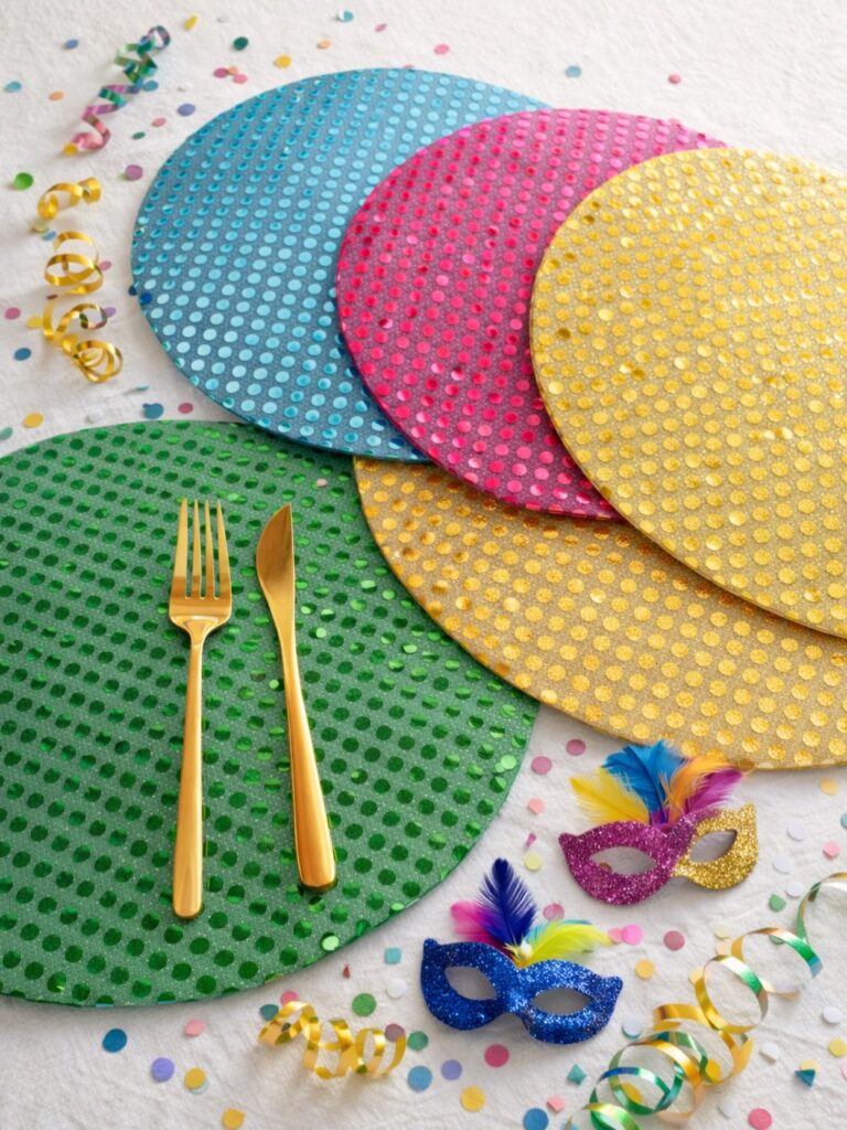 Sousplats coloridos com lantejoulas e talheres dourados
