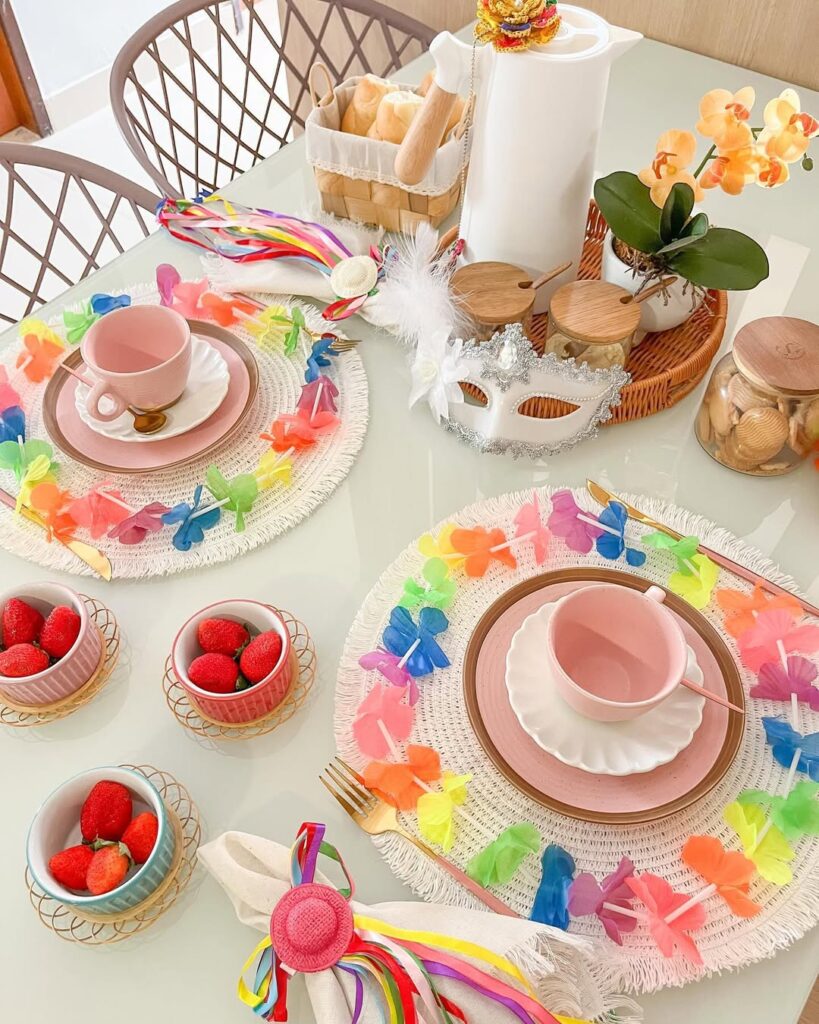 Mesa posta de carnaval com colares havaianos, sousplat de fibras e máscara carnavalesca