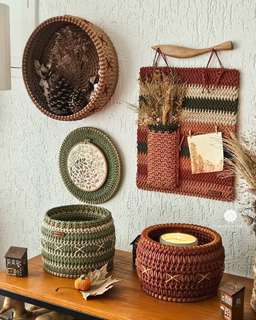 Cestos decorativos de crochê em verde e terracota