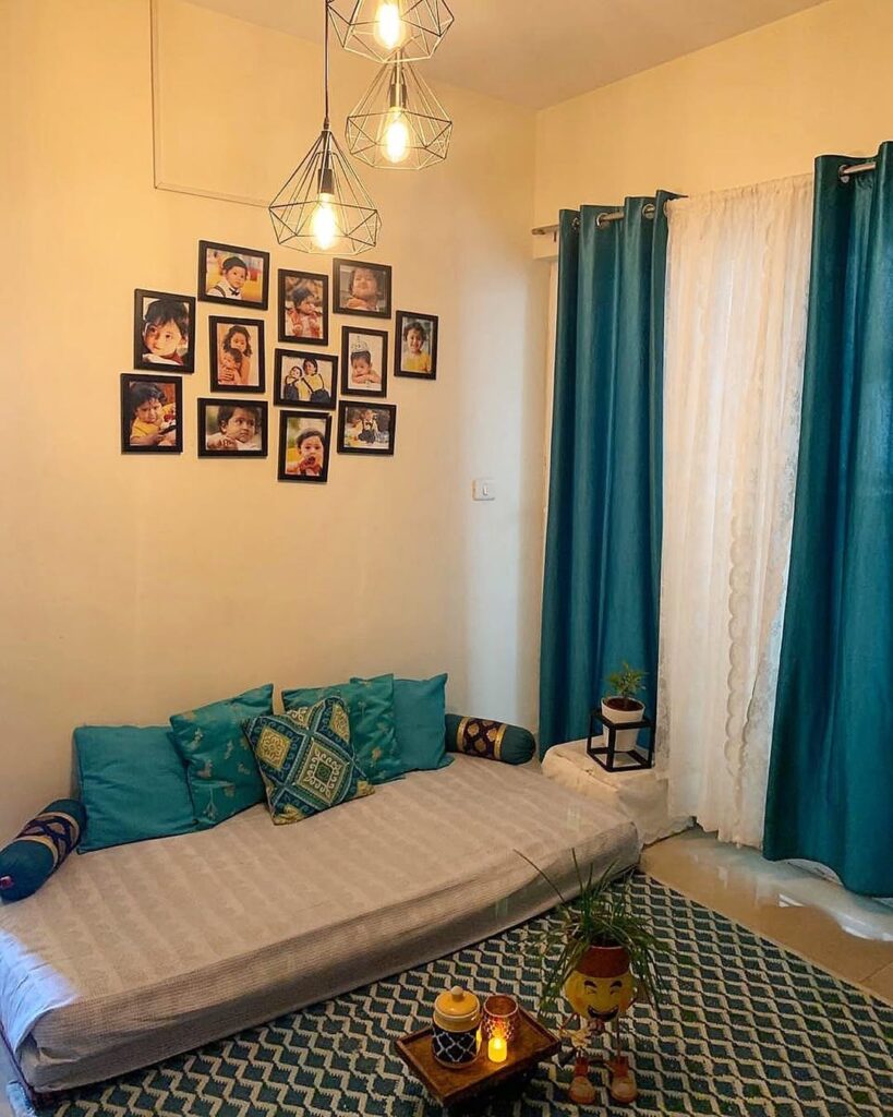 Sala de estar com sofá não convencional com almofadas e várias fotos na parede