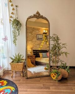 Espelho de chão com moldura vintage, com cestos e plantas