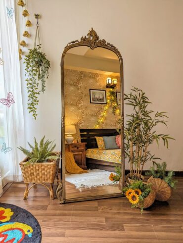 Espelho de chão com moldura vintage, com cestos e plantas