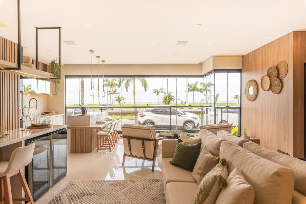 Casa com ambientes integrados, móveis em tons claros e esquadrias pretas