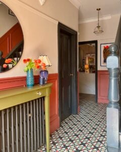 Hall de entrada com decoração fun