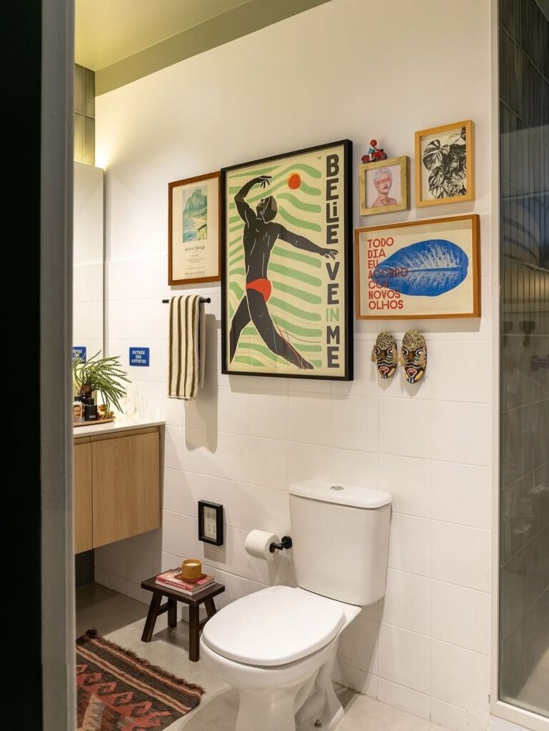 Lavabo colorido com quadros