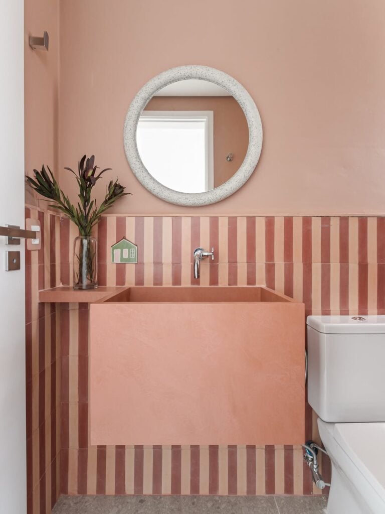 Lavabo colorido com ladrilhos