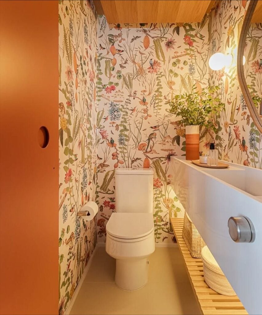 Lavabo colorido com papel de parede