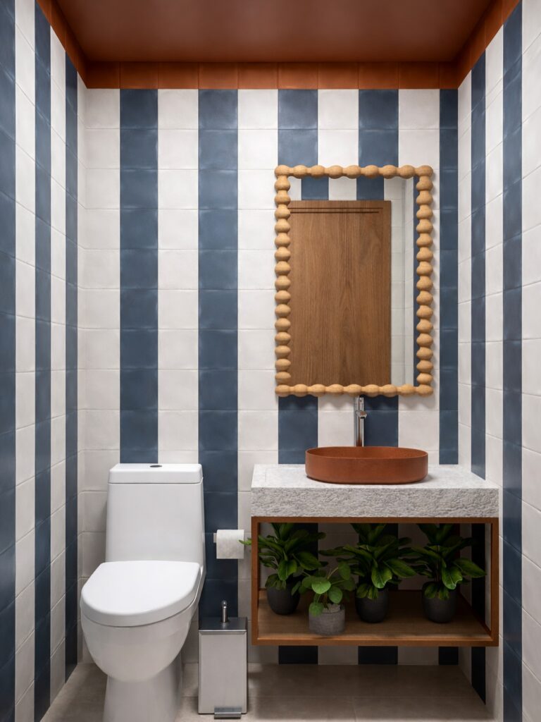 Lavabo com azulejos em listras