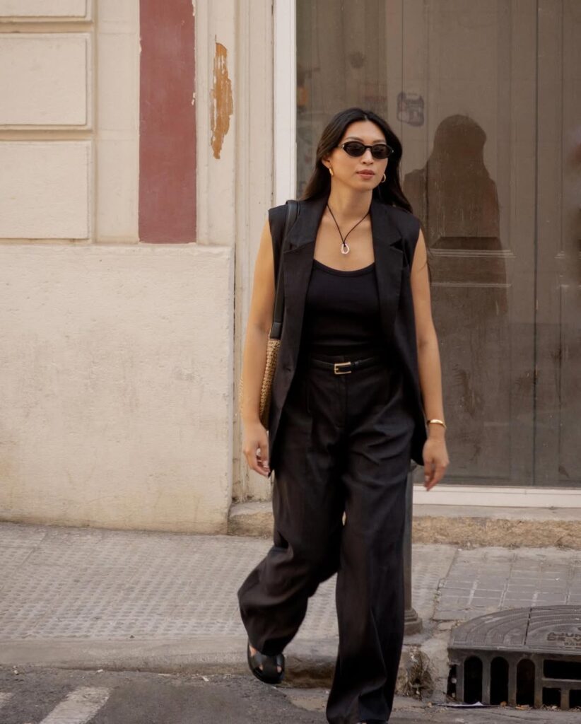 Mulher de pele clara, com look monocromático com papeta