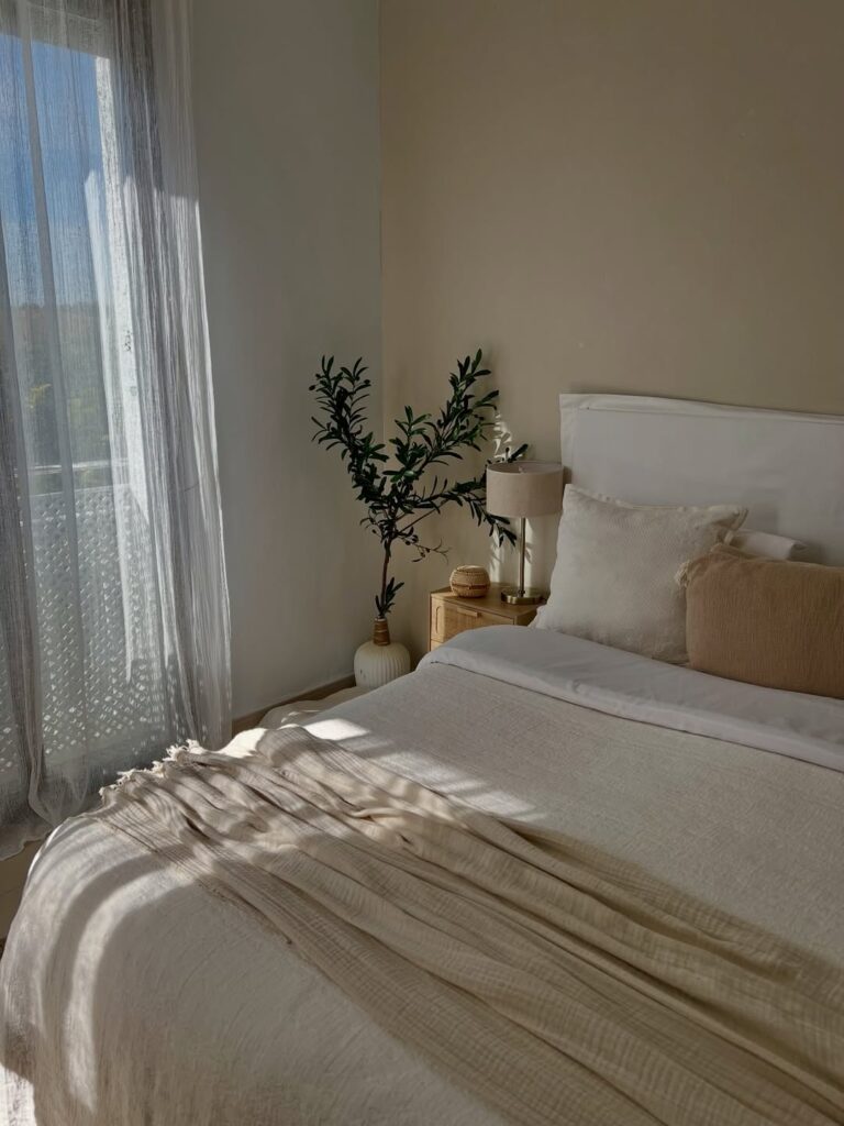 Quarto com vaso com árvorezinha no canto