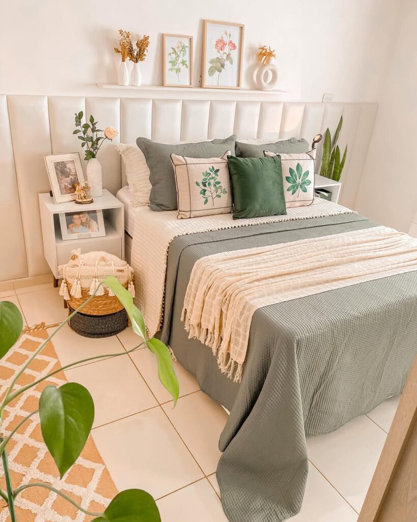 Cama com cabeceira estofada modular e camadas de texturas com almofadas e mantas